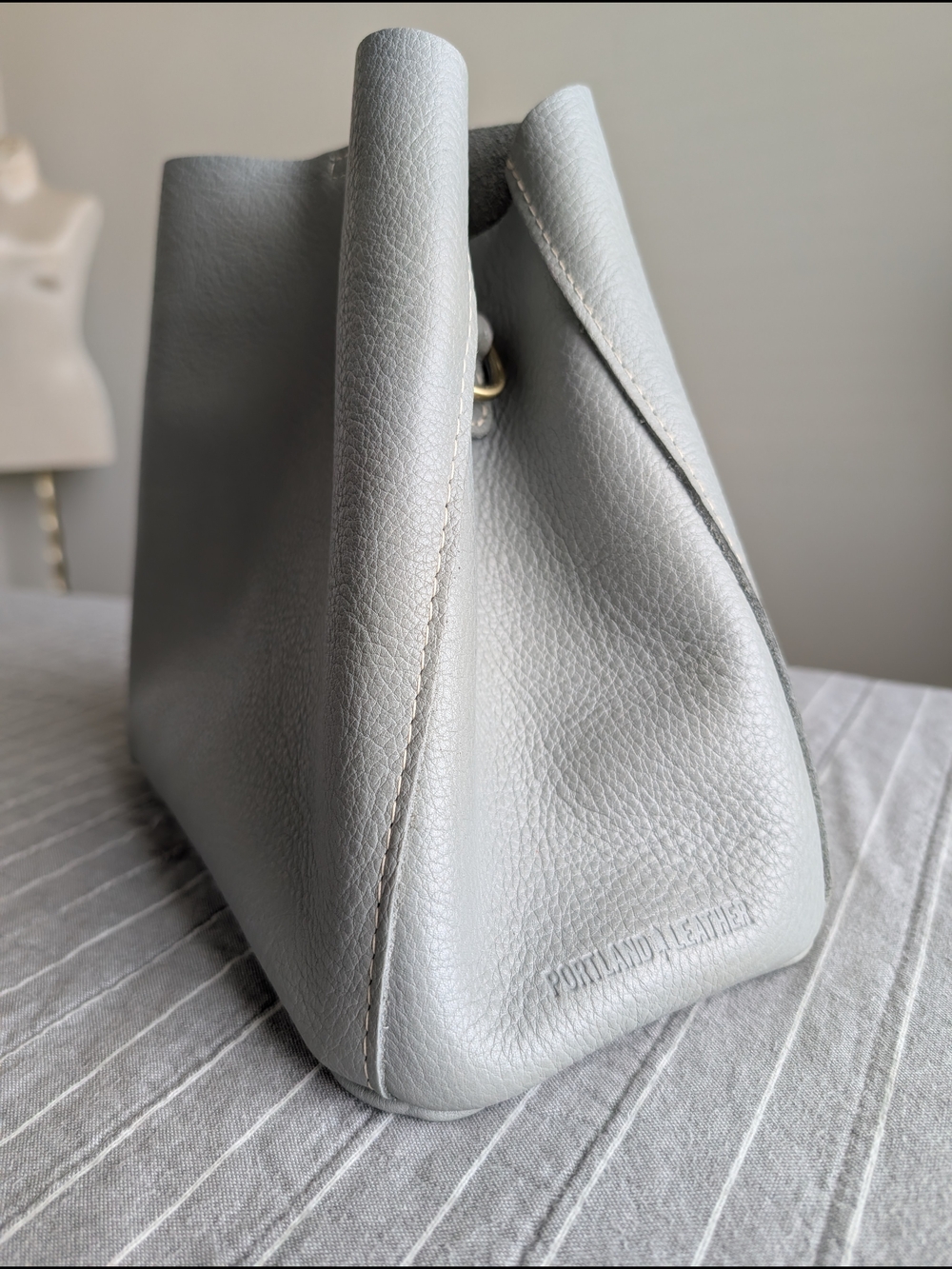 NWOT Butterfly Bucket Bag Pebbled Leather Crossbody in Light Gray No Strap - Picture 4 of 11